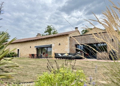 Ferme soigneusement restaurée avec une piscine chauffée et un jardin
