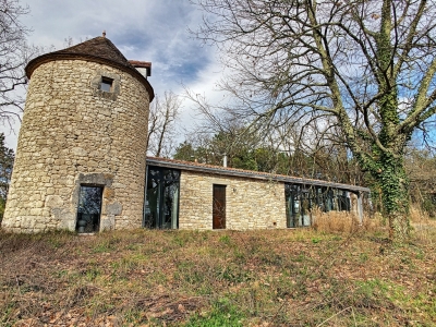 Superbly restored and extended windmill with 1ha
