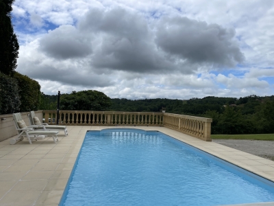 Maison de campagne moderne avec une piscine, un grand garage et un jardin