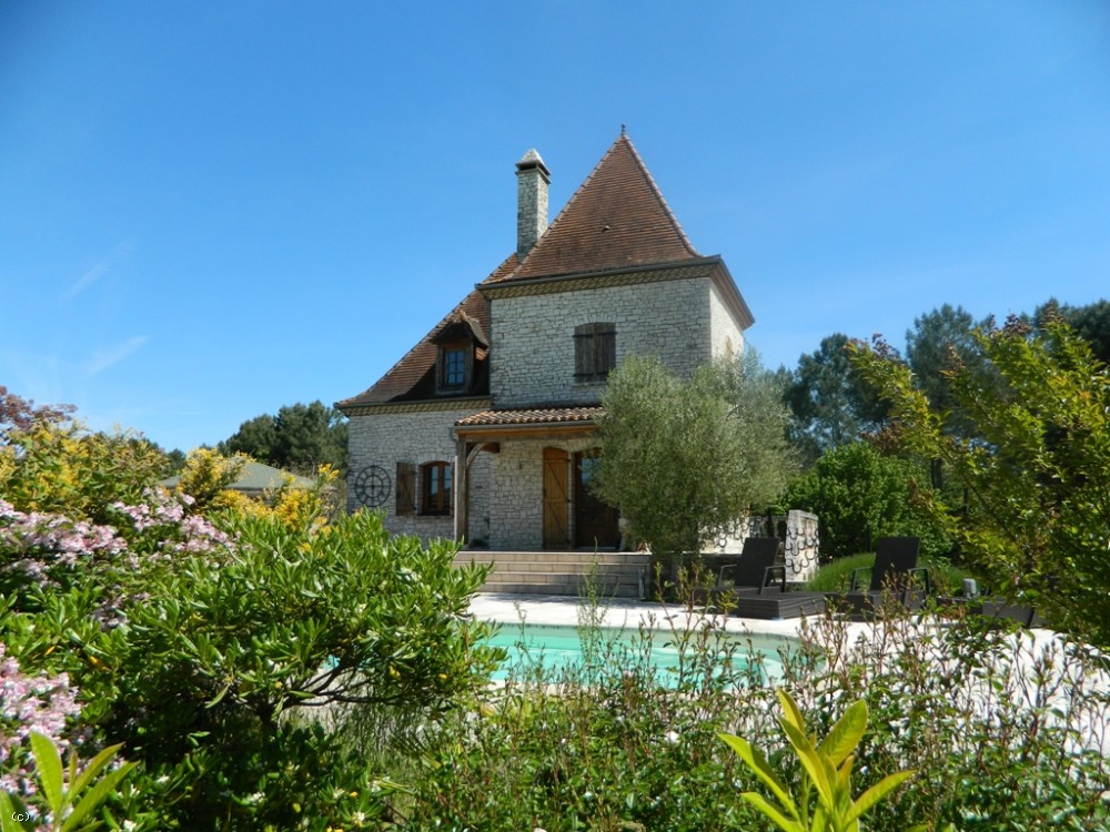 Attractive périgourdine style house with 2 bedroom apartment, swimming pool and 6ha