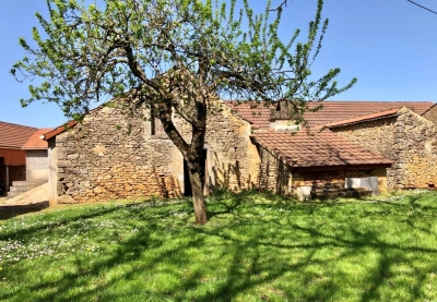 Restored périgourdine farmhouse with substantial outbuildings and 18ha