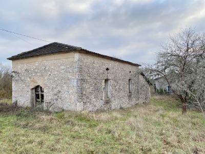 Farmhouse and barn to renovate with 2.4ha (for sale to French registered artisans or farmers only)
