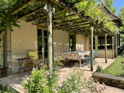 Jolie maison de maître avec un gîte, une piscine, un court de tennis et 16,5 ha