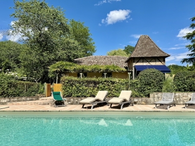 Jolie maison de maître avec un gîte, une piscine, un court de tennis et 16,5 ha