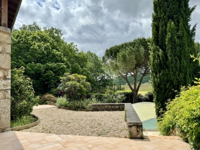 Maison de campagne spacieuse avec une piscine chauffée et un jardin