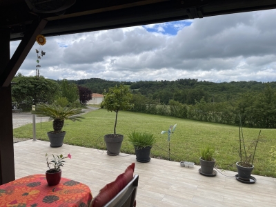 Maison de campagne moderne avec une piscine, un grand garage et un jardin