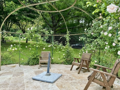 Maison de campagne spacieuse avec une piscine chauffée et un jardin