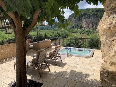 Superbly located and sympathetically restored périgourdine house with stunning views