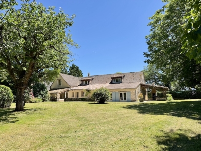 Superbly restored périgourdine farmhouse with swimming pool and garden