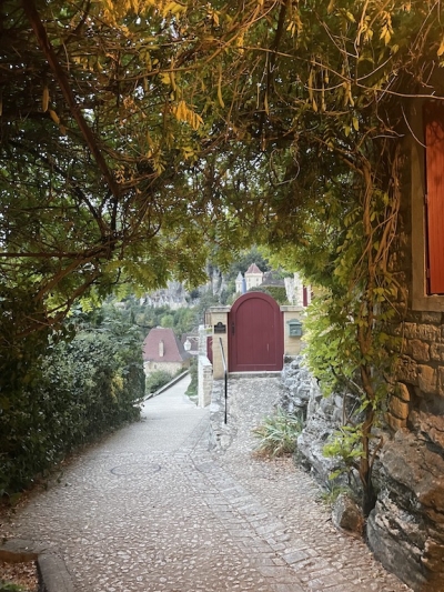 Superbly located and sympathetically restored périgourdine house with stunning views