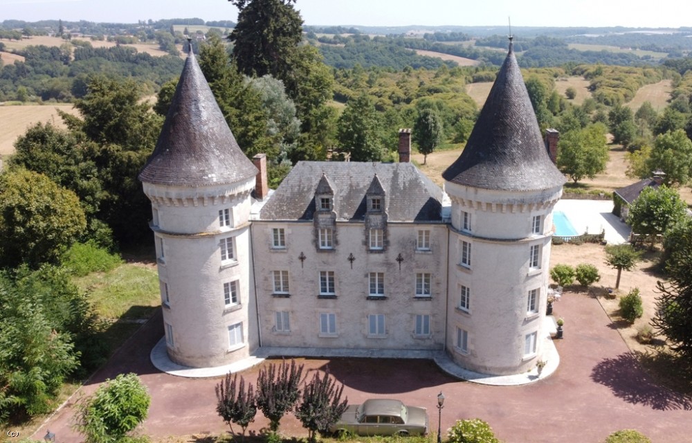 Substantial 18th / 19th century chateau with swimming pool, 9 hole golf course and 30ha