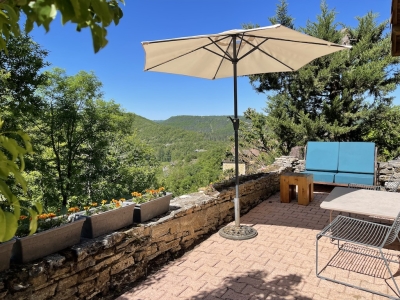 Maison de campagne moderne avec une piscine, un garage et un jardin