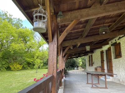 Ferme restaurée du XVIIème siècle avec un gîte, une piscine et 8 ha