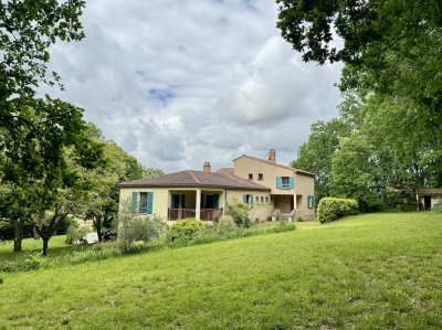 Maison de campagne spacieuse avec une piscine chauffée et un jardin