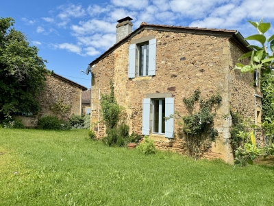 Maison de trois chambres joliment restaurée avec un jardin