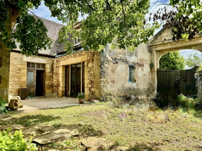 Attractive 16th century farmhouse with  walled garden