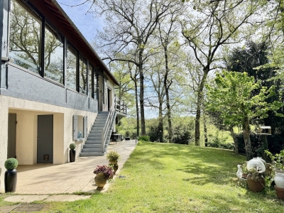 Attractive 4 bedroom house with integral apartment and large garden