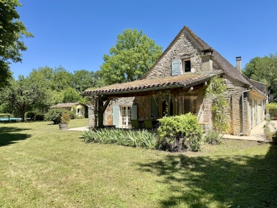 Superbly restored périgourdine farmhouse with swimming pool and garden