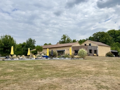 Sympathetically restored farmhouse with heated swimming pool and garden