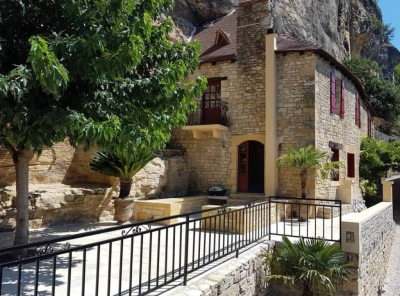 Superbly located and sympathetically restored périgourdine house with stunning views