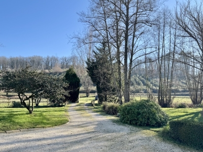 Maison de style périgourdin parfaitement présentée avec 1,2 ha