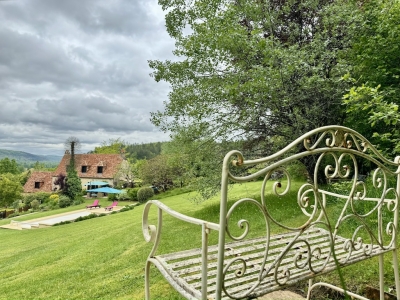 Superbly restored 18th century périgourdine house with guest house, heated swimming pool and 2.8ha