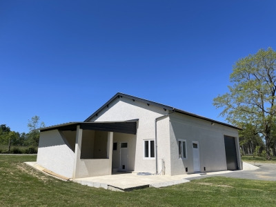 Maison de campagne spacieuse avec un appartement d'amis, une piscine et 22 ha