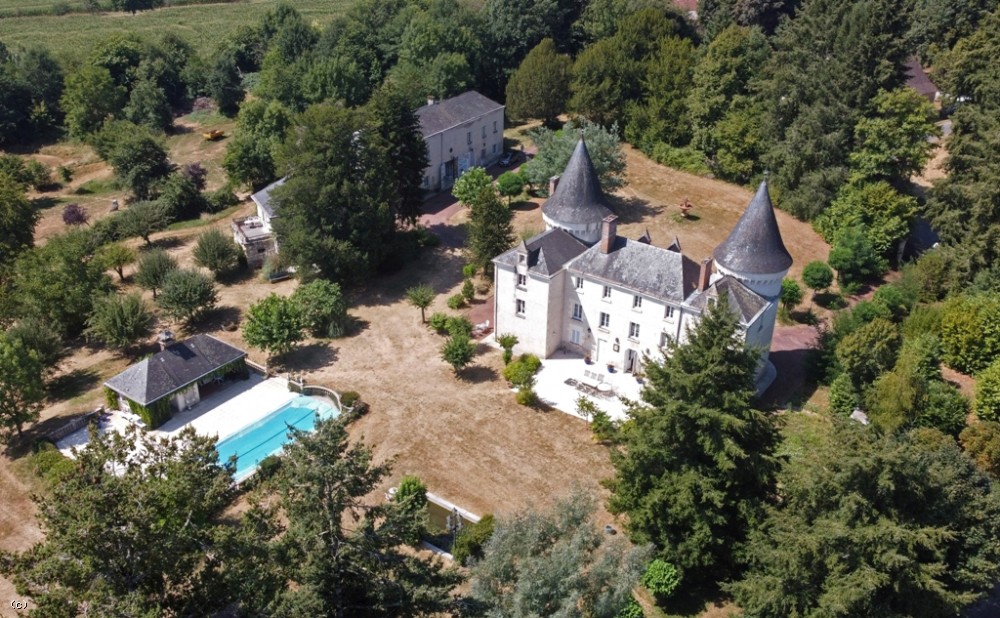 Substantial 18th / 19th century chateau with swimming pool, 9 hole golf course and 30ha