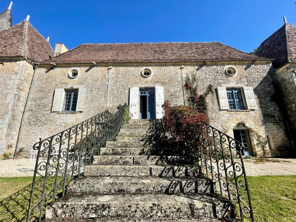 Superbly located 17th century chateau with two cottages, traditional outbuildings and 8ha
