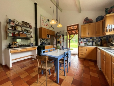 Superbly located and fully restored farmhouse with barn, swimming pool and 30ha