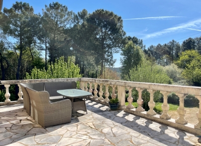 Jolie maison de style périgourdin avec un appartement de 2 chambres, une piscine et 6 ha