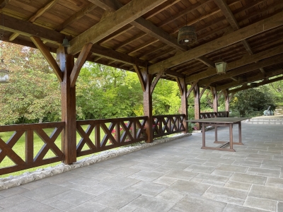 Ferme restaurée du XVIIème siècle avec un gîte, une piscine et 8 ha