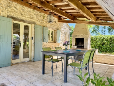 Superbly restored périgourdine farmhouse with swimming pool and garden