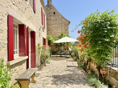 Attractive périgourdine cottage with guest studio, courtyard and garden