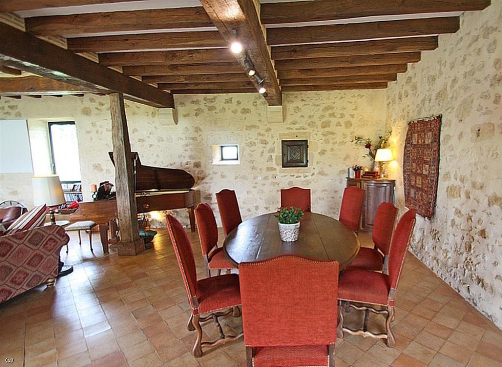 Substantial 14th century manoir with swimming pool and garden