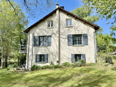 Attractive 4 bedroom house with integral apartment and large garden