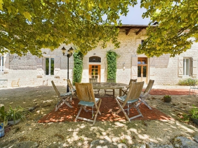 Superbly located domaine with gite, extensive equestrian facilities, swimming pool and 40ha