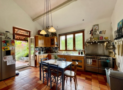 Superbly located and fully restored farmhouse with barn, swimming pool and 30ha