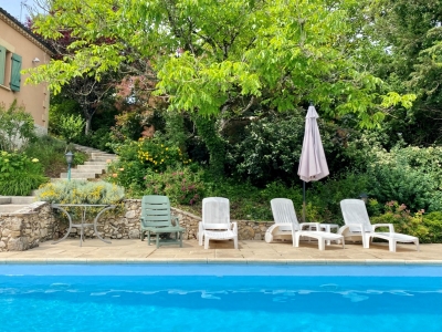 Maison de village spacieuse avec une piscine chauffée et un jardin
