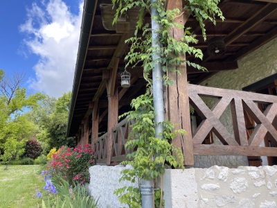 Ferme restaurée du XVIIème siècle avec un gîte, une piscine et 8 ha