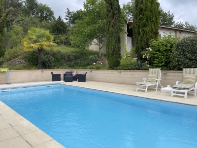 Maison de campagne moderne avec une piscine, un grand garage et un jardin