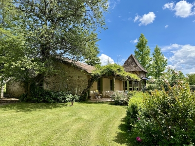 Jolie maison de maître avec un gîte, une piscine, un court de tennis et 16,5 ha