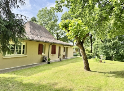 Attractive 19th century farmhouse with garage and garden