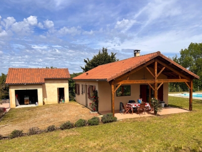 Maison de campagne moderne avec une piscine, un garage et un jardin