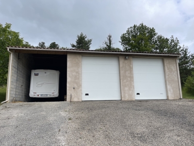 Maison de campagne moderne avec une piscine, un grand garage et un jardin