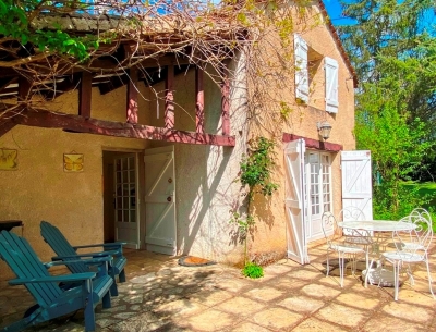 Perigourdine villa with idyllic views, swimming pool, gatehouse and 2.9ha