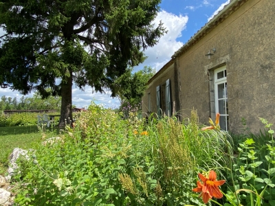 Maison de campagne restaurée de 2 chambres avec des dépendances et un grand jardin