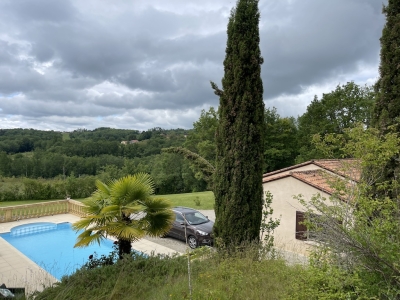 Maison de campagne moderne avec une piscine, un grand garage et un jardin