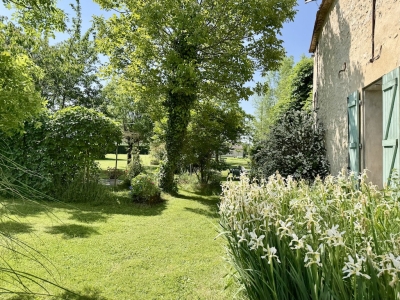 Attractive 19th century maison de maître with swimming pool and garden