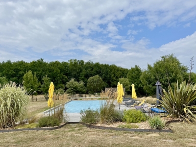 Ferme soigneusement restaurée avec une piscine chauffée et un jardin